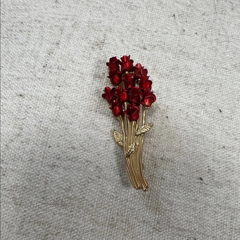Elegant Red Rose Bouquet Brooch